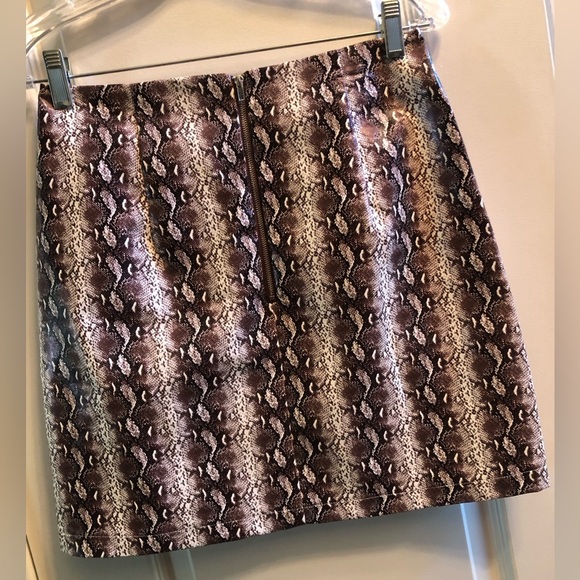 Gorgeous Pleather Snakeskin Skirt from entro Size Medium Vegan Friendly - Picture 3 of 8